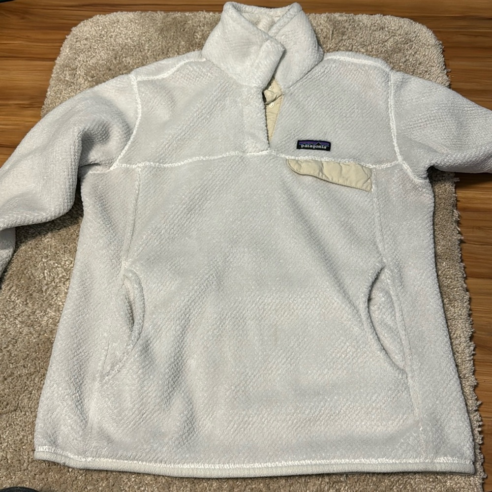 Patagonia white fuzzy medium white snap t quarter zip. Fair condition